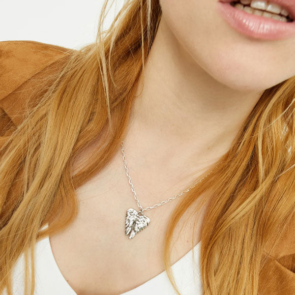 Ser Invencible Short Silver Wing Detail Necklace